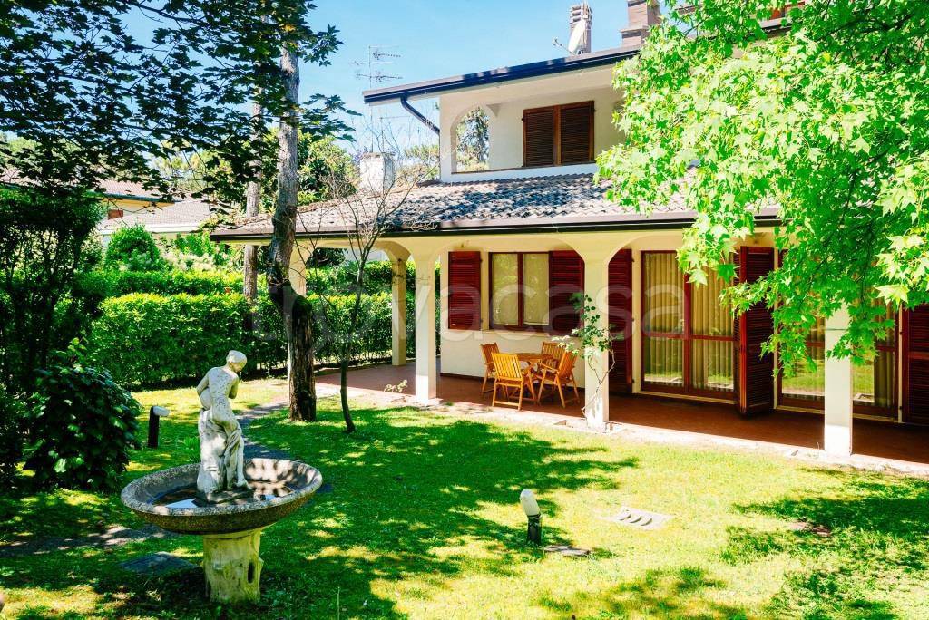 Villa Bifamiliare in vendita a Lignano Sabbiadoro via Raggio delle Cicale