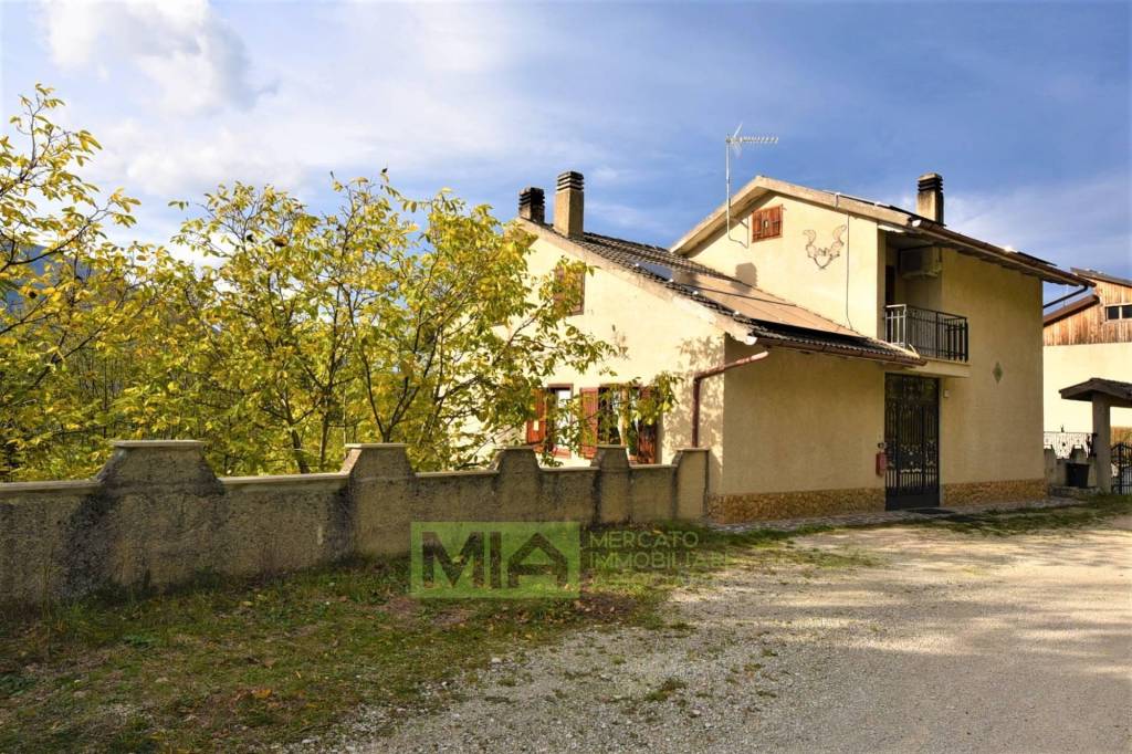 Villa in vendita a Montefortino loc. Montazzolino, 10