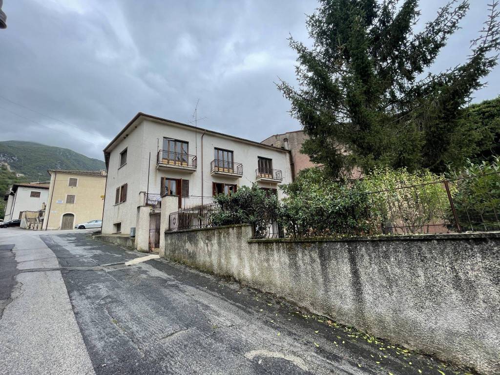 Villa in vendita a Poggio Bustone san Pietro, 62