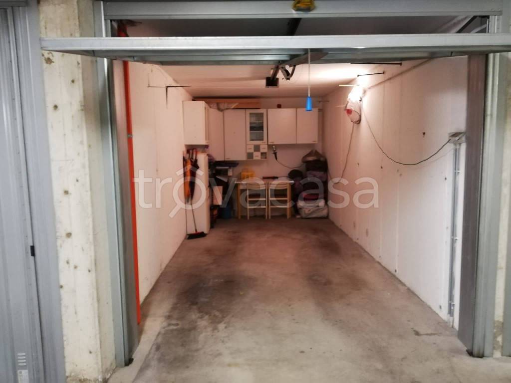 Garage in vendita a Seregno via Antonio Fogazzaro, 30