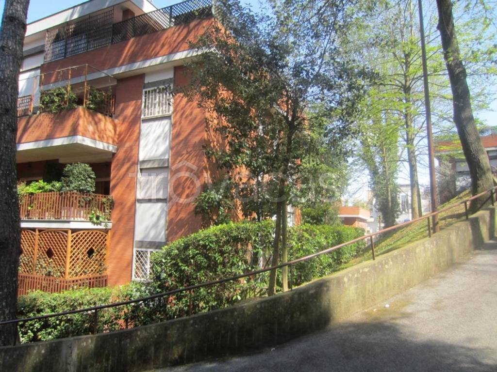 Appartamento in vendita a Roma via della Mendola,212