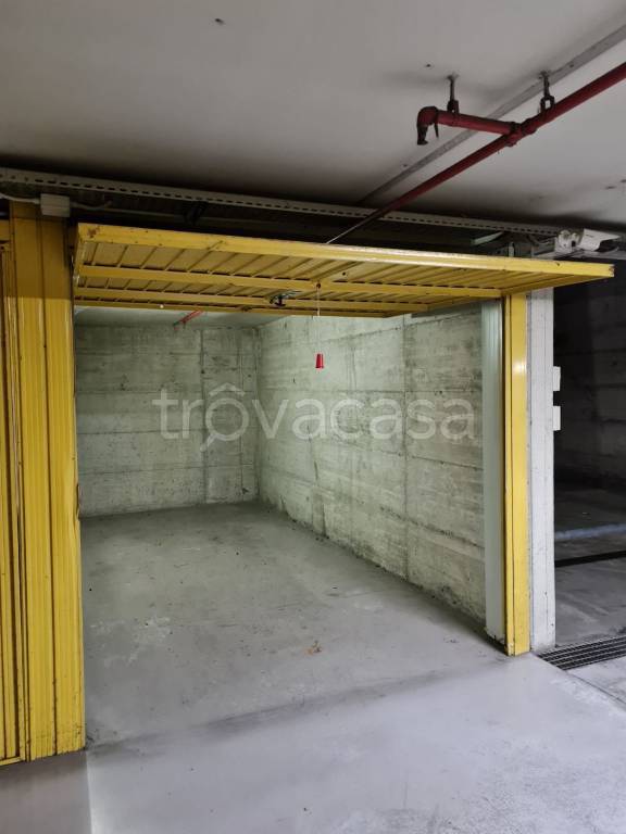 Garage in affitto a Milano via Giotto, 4
