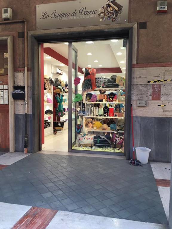 Negozio in vendita a Castellammare di Stabia corso Vittorio Emanuele