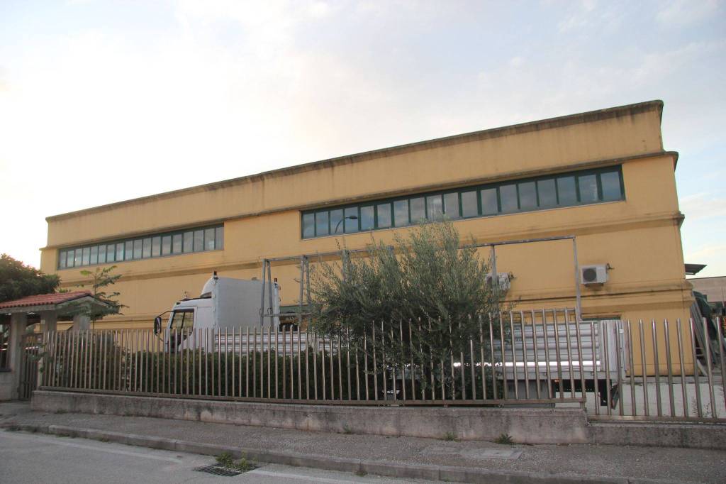 Capannone Industriale in in vendita da privato a Spoleto via degli Operai