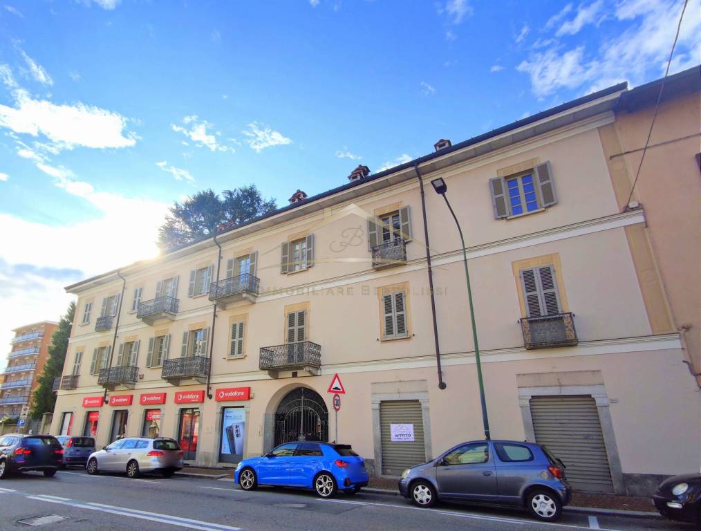 Negozio in affitto a Borgosesia via Vittorio Veneto, 40
