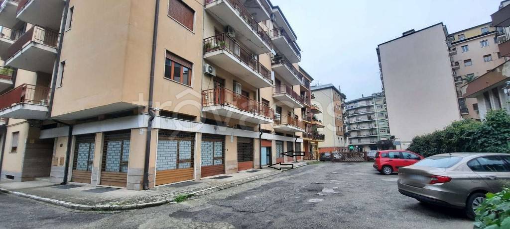 Magazzino in vendita a Cosenza piazza Bonaventura Zumbini