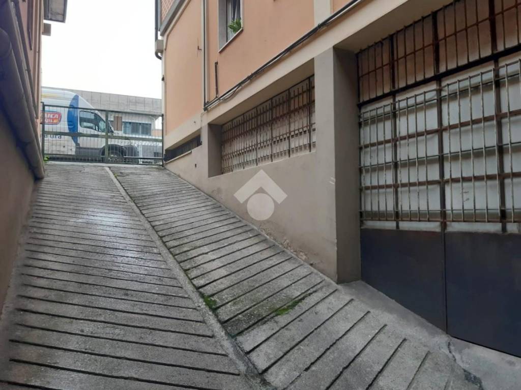 Magazzino in vendita a Brescia via Lecco