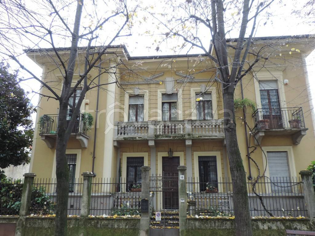 Appartamento in vendita a Vercelli via Santorre di Santarosa, 3