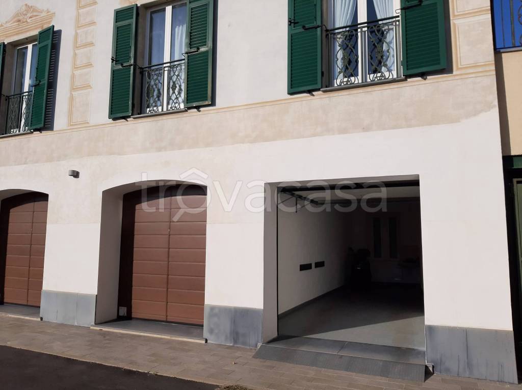 Garage in vendita a Genova via Prà