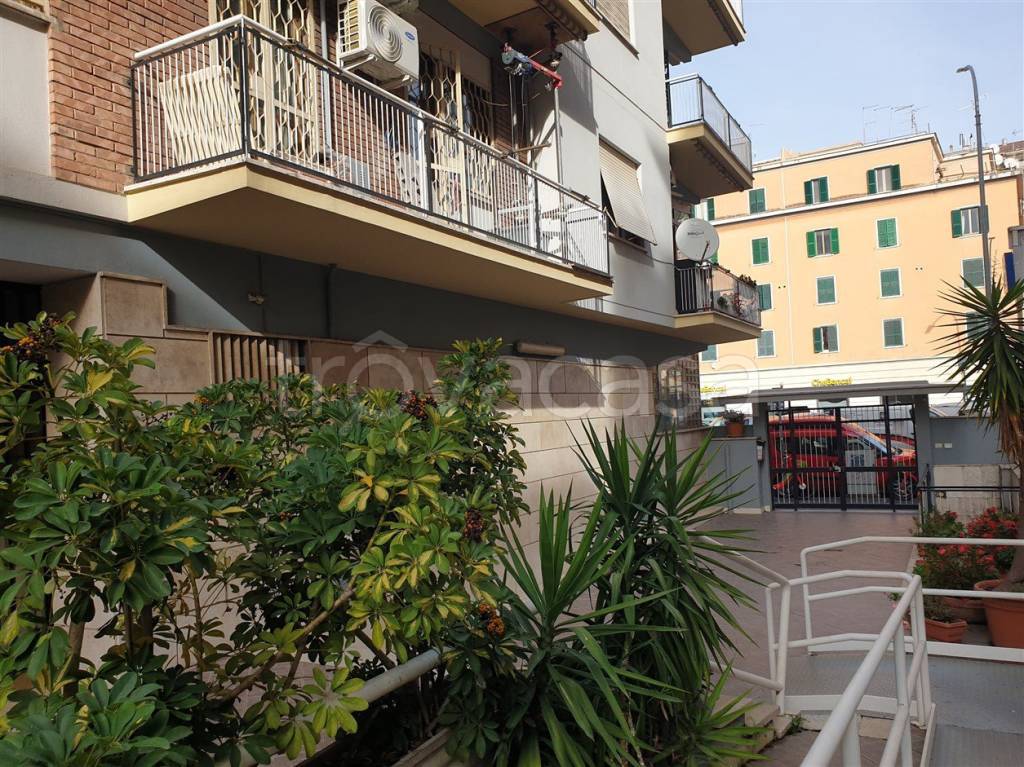 Appartamento in vendita a Roma via Tuscolana, 962