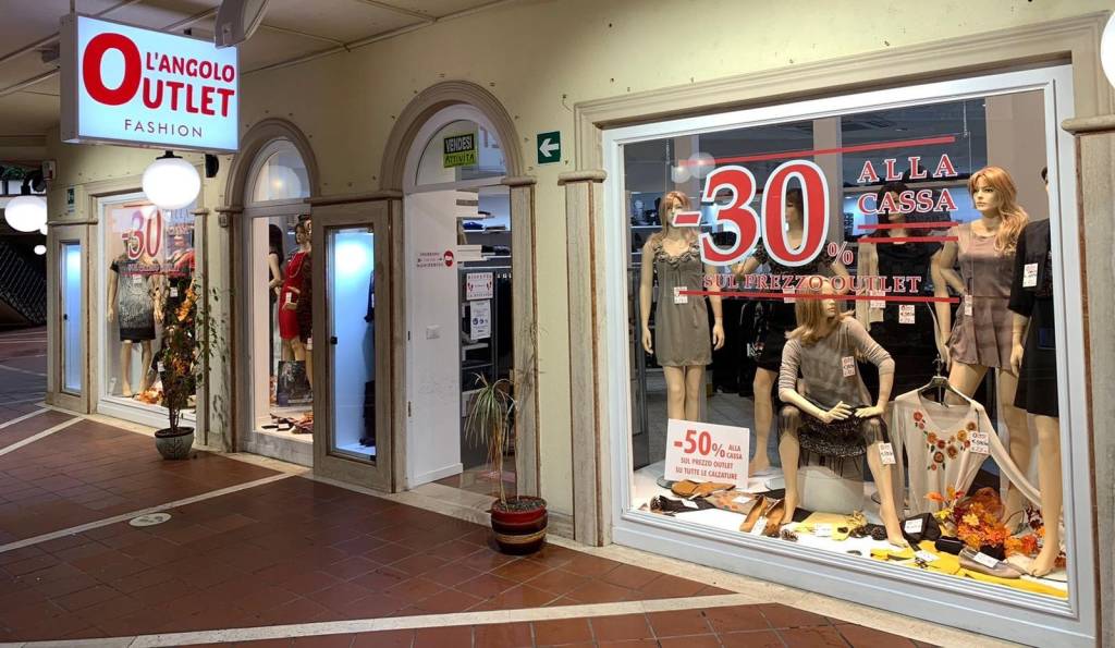 Abbigliamento in in vendita da privato ad Anzio viale Antium, 6