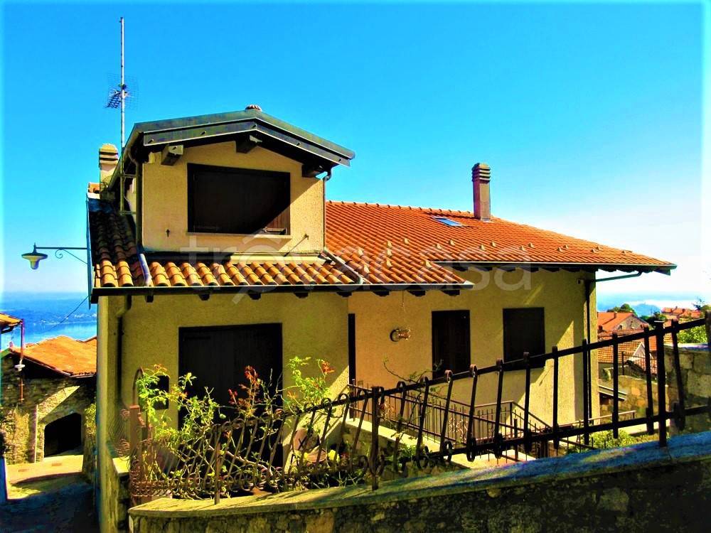 Villa in vendita a Massino Visconti via Cristoforo Colombo