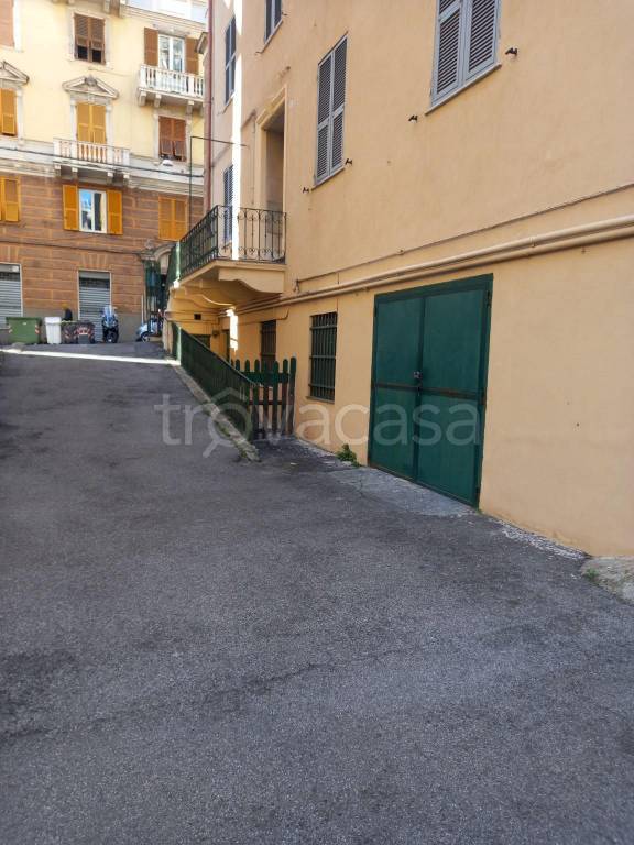 Garage in vendita a Genova via Mario Piana