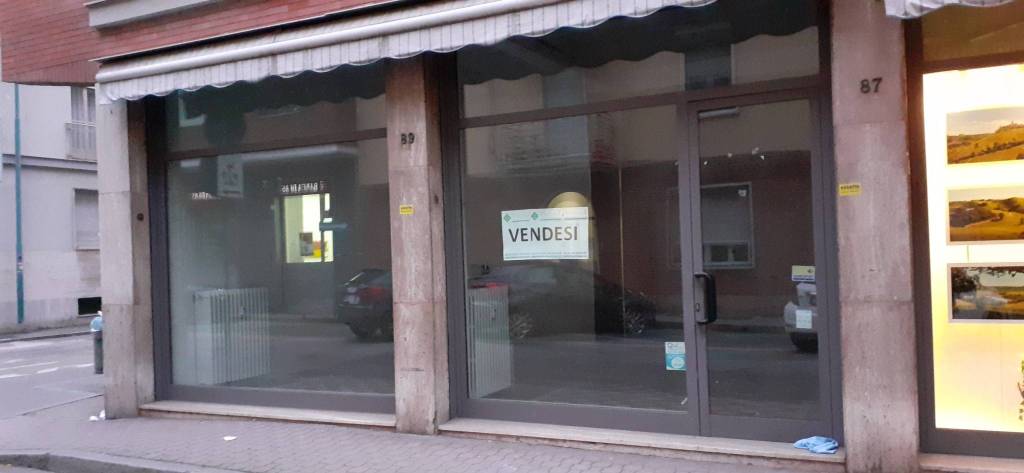 Negozio in vendita ad Asti via Serafino Grassi