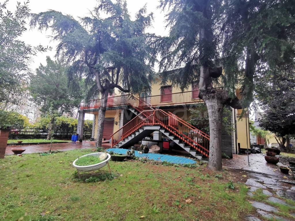 Villa in vendita a Prato via Ugo Foscolo