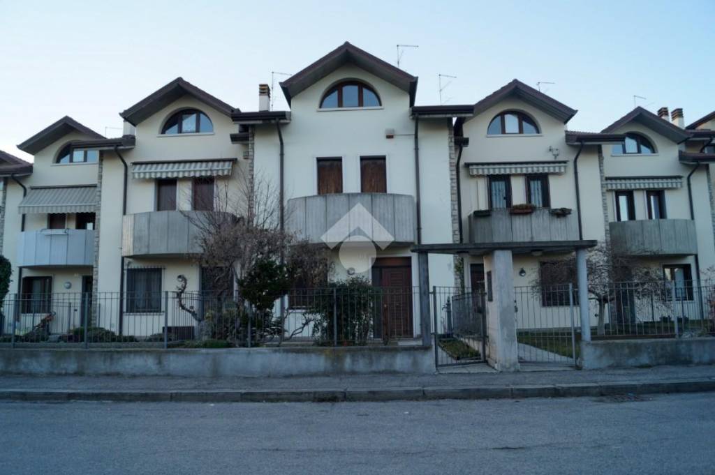 Villa a Schiera in vendita a Verona via codigoro, 27