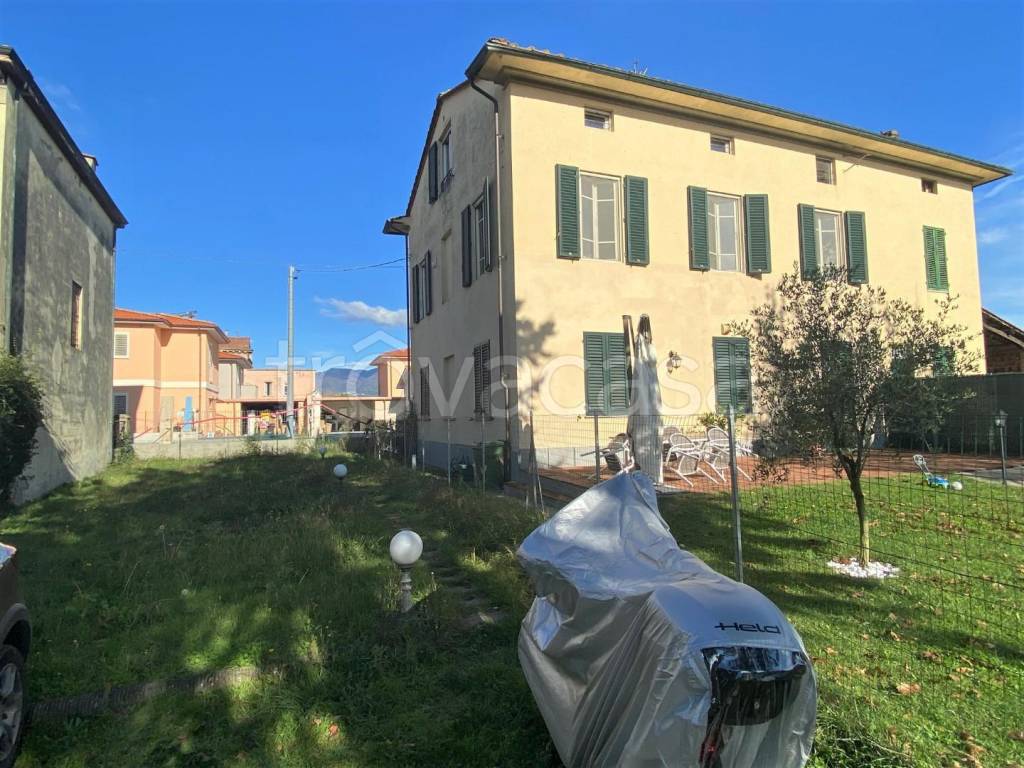 Appartamento in vendita a Lucca via Per Corte Giusti,, 55100