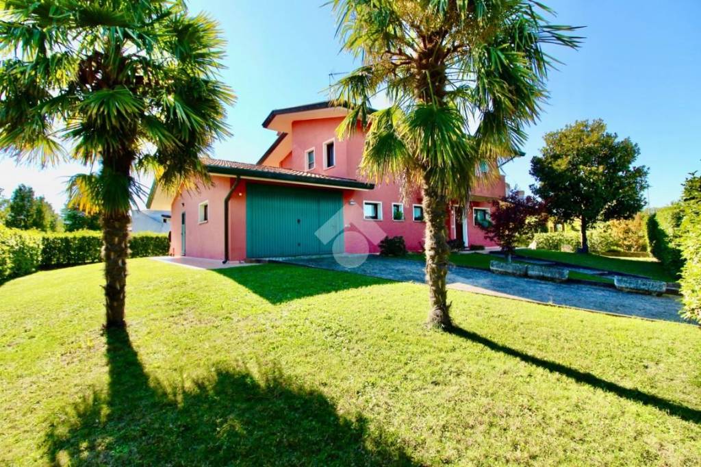 Villa in vendita a Lignano Sabbiadoro via Solferino, 27