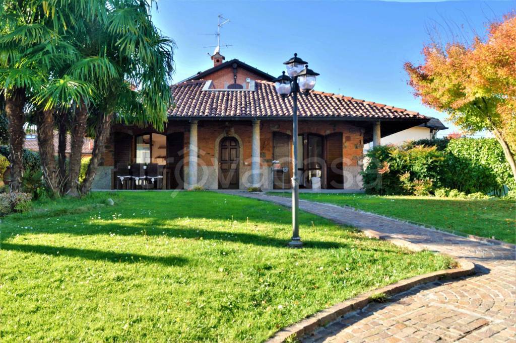 Villa in vendita a Besana in Brianza via Sant'Ambrogio, 38