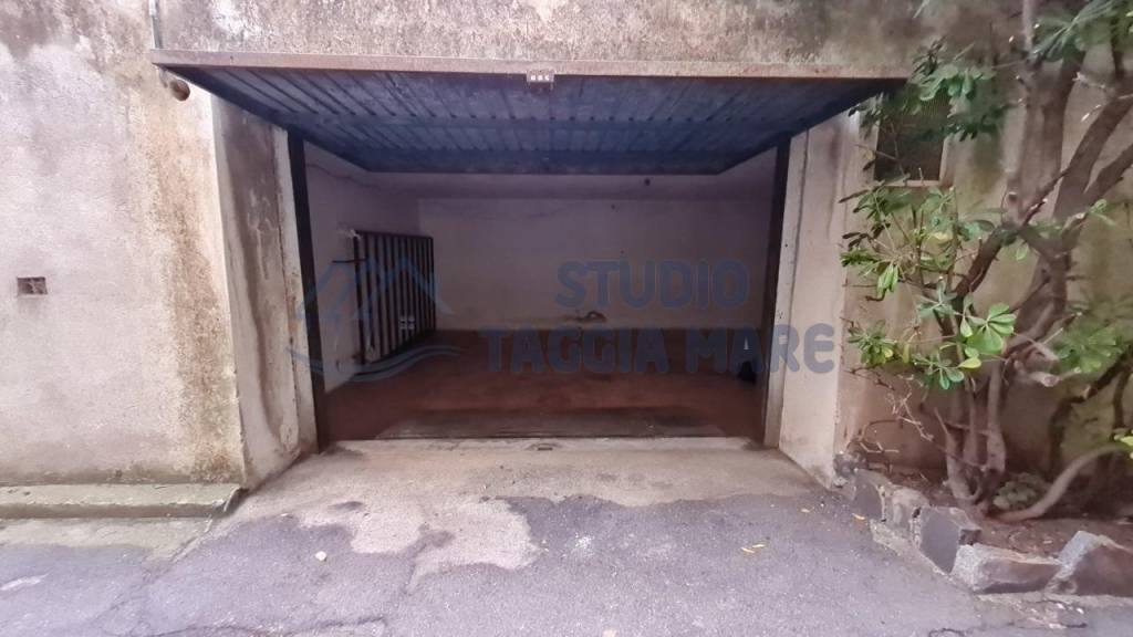 Garage in vendita a Taggia via Beglini, 52