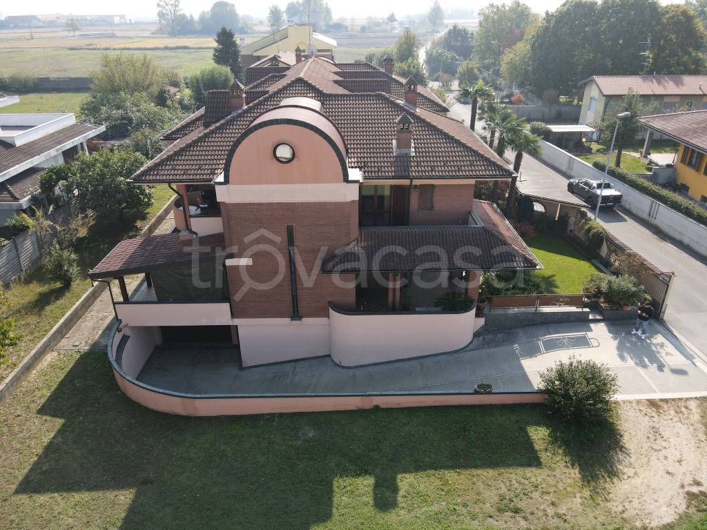 Villa Bifamiliare in vendita a Cerano via Lobrino