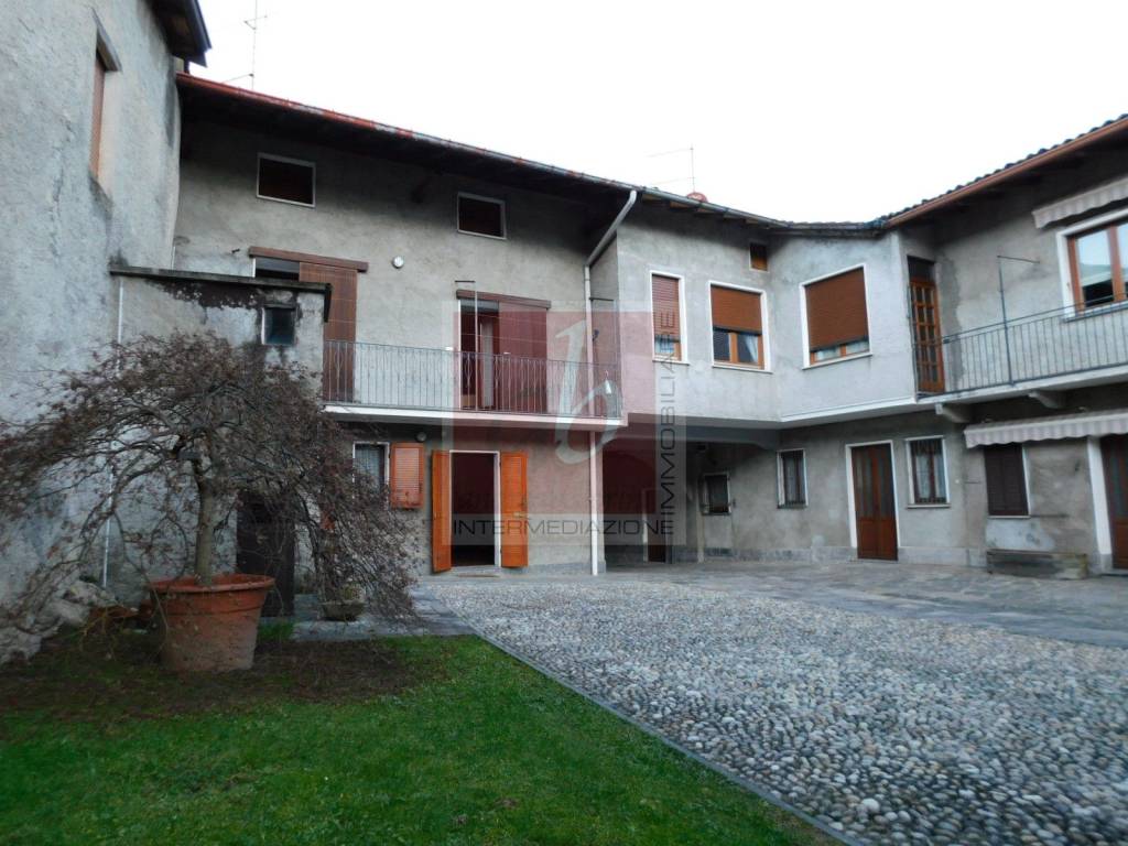 Casa Indipendente in vendita a Laveno-Mombello via Trento, 12