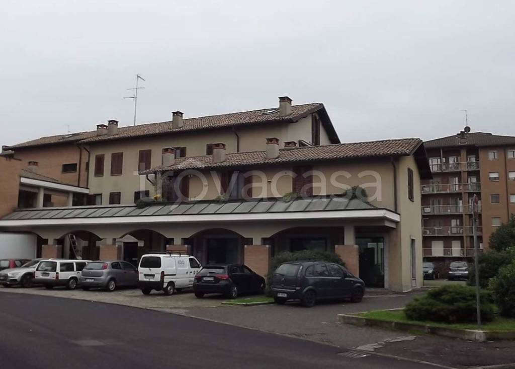 Negozio in vendita ad Abbiategrasso via Pavia, 36