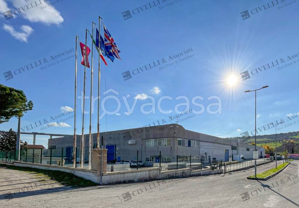 Capannone Industriale in vendita a Tortoreto via dell'Industria, 73