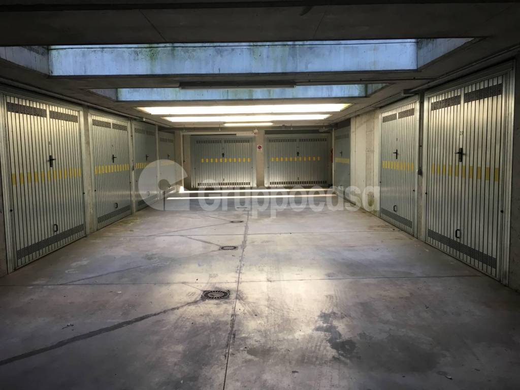 Garage in vendita a Milano via Giulio Belinzaghi, 5