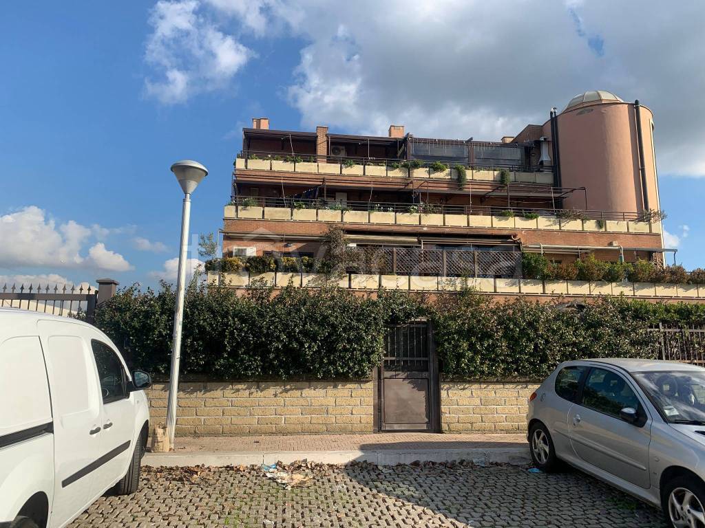 Appartamento in vendita a Roma via del Maggiolino, 27