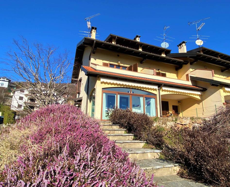 Villa a Schiera in vendita a Nebbiuno