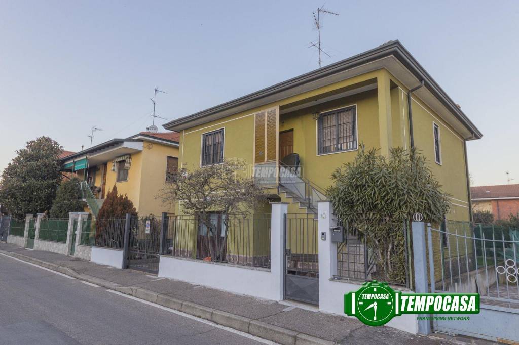 Villa in vendita a Binasco via Foscolo