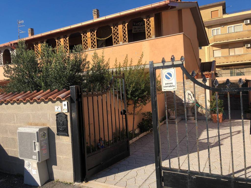Villa Bifamiliare in vendita a Pomezia via Lago Maggiore