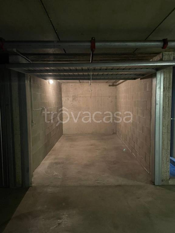 Garage in affitto a Milano via Cesare Brivio, 32