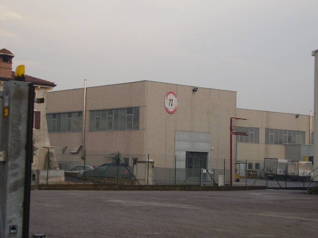 Capannone Industriale in vendita a Pescantina via Ex Internati