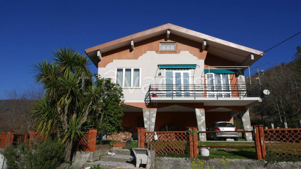 Villa in vendita a Lumarzo frazione Tasso