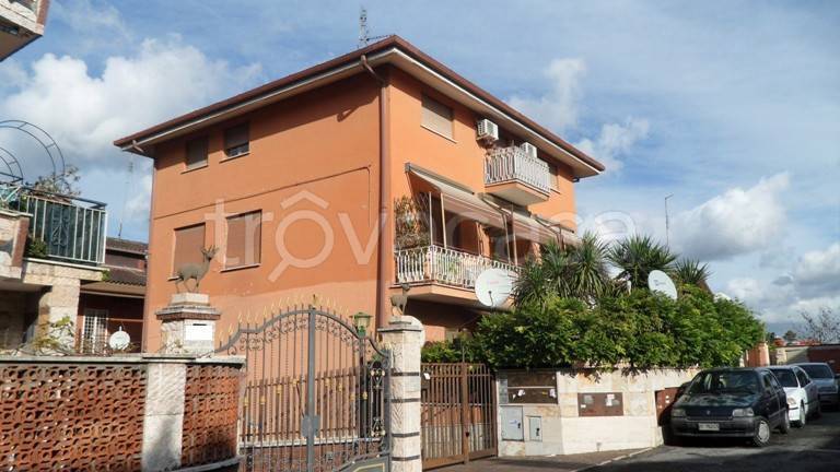 Appartamento in vendita a Roma via Piansano, 85