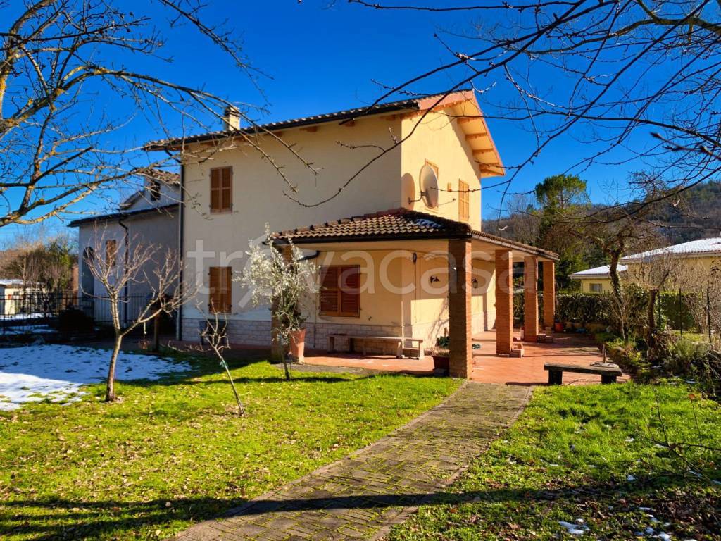 Villa in vendita a Sarnano contrada Piano, 24