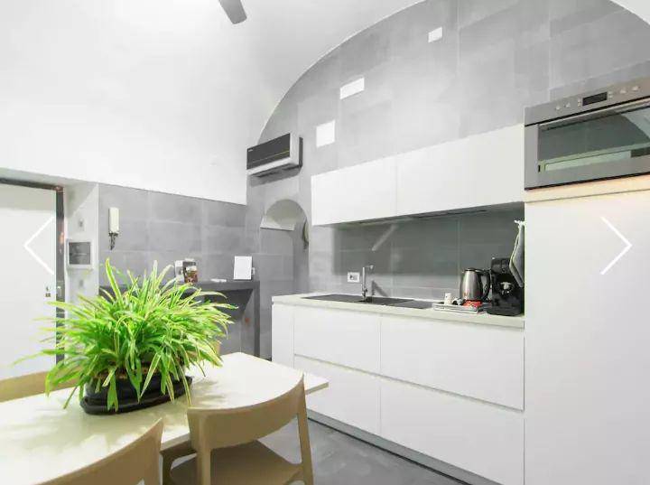 Appartamento in vendita a Napoli via Mezzocannone