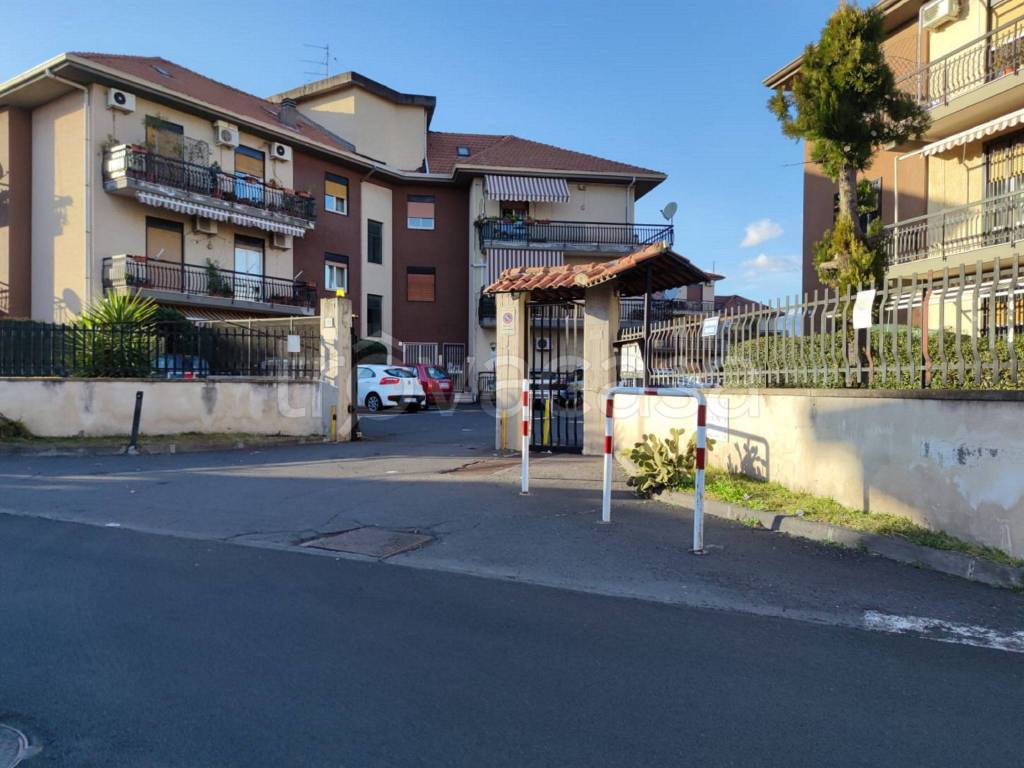 Garage in vendita a Gravina di Catania via Roma