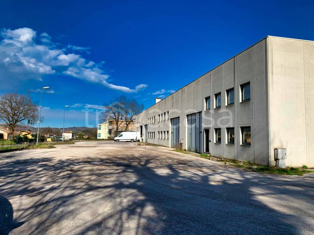 Capannone Industriale in vendita a Sarnano via Domenico Morelli