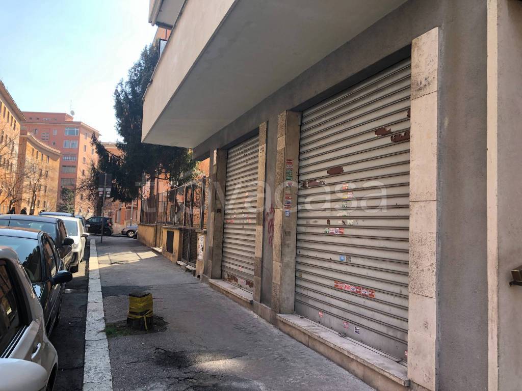 Negozio in vendita a Roma via Ruggero Leoncavallo