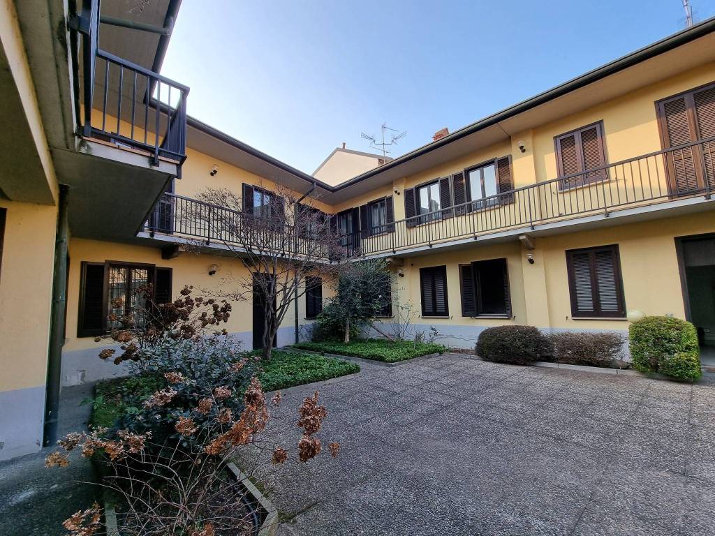 Intero Stabile in vendita a Cesano Maderno via San Carlo Borromeo, 1