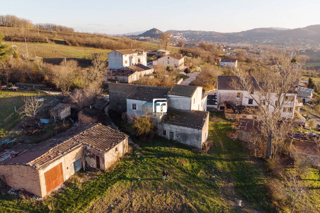 Casa Indipendente in vendita a Campobasso contrada Colle Leone, 15