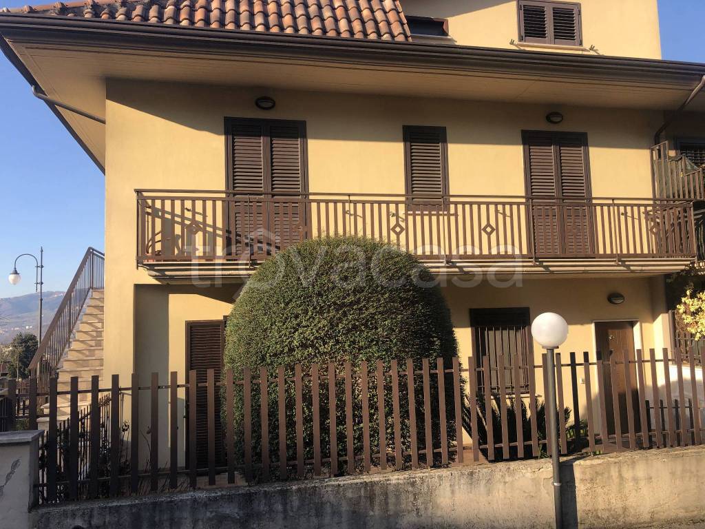Casa Indipendente in vendita a Pratola Serra via Parco Nicola Leone