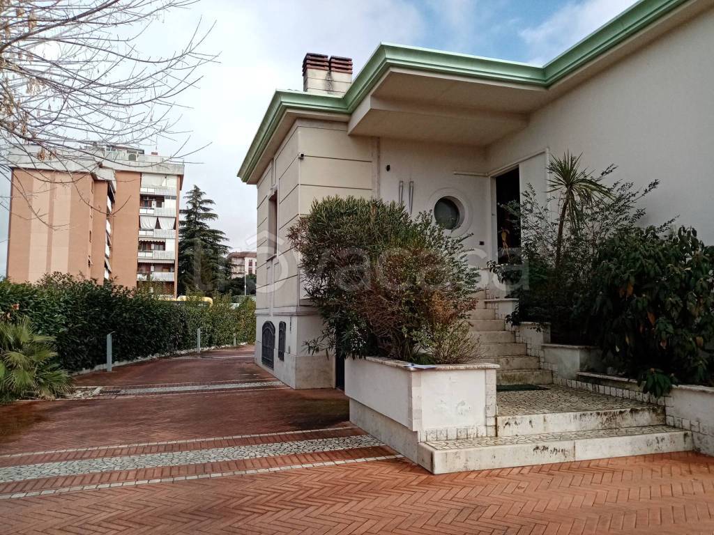 Villa in vendita a Frosinone via Le Rase