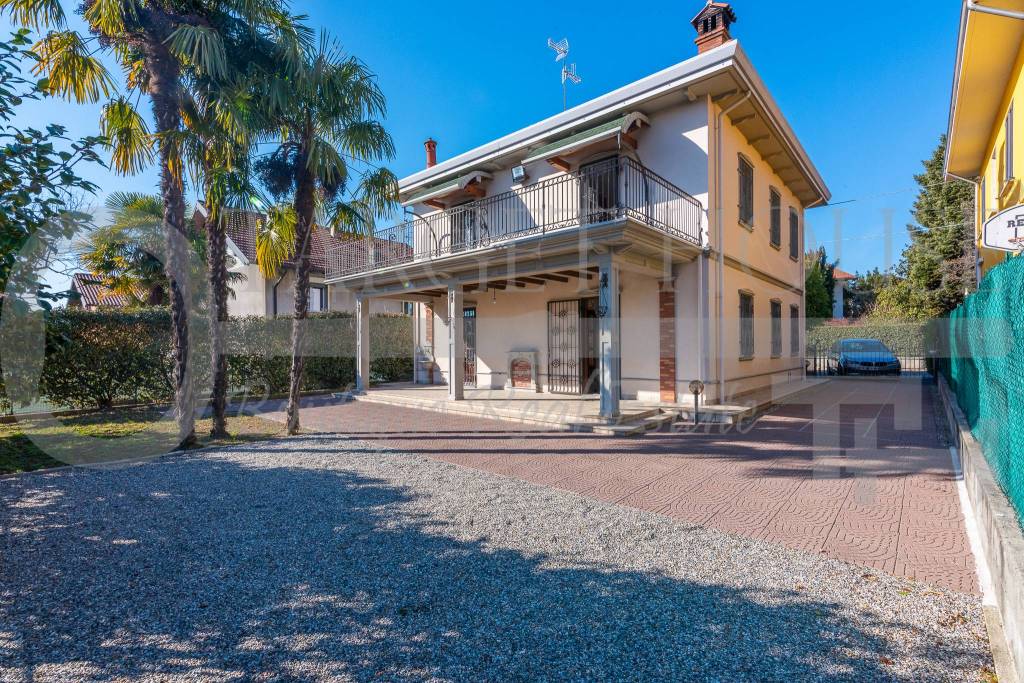 Villa in vendita a Sesto Calende via Ponzello