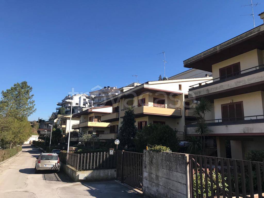 Villa Bifamiliare in vendita a Frosinone via Fosse Ardeatine, 8