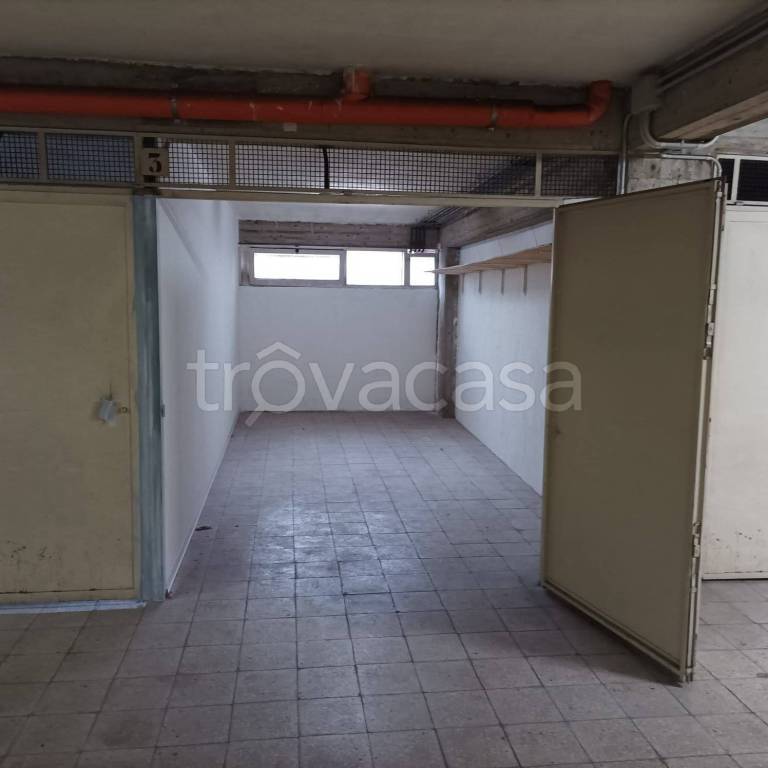 Garage in affitto a Catania via Ala, 35