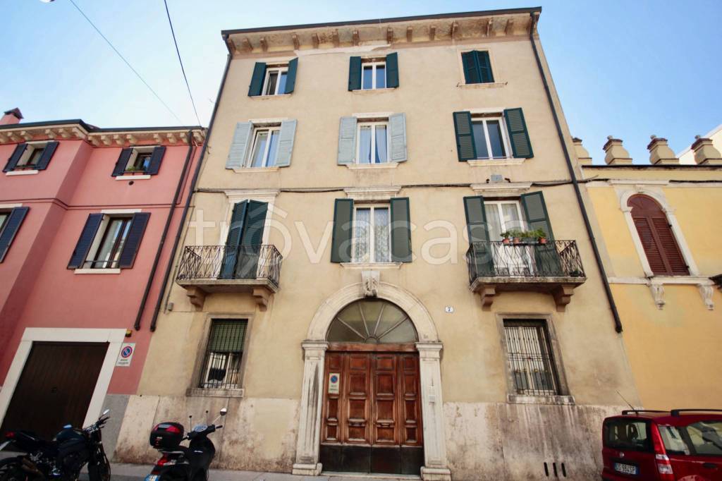 Garage in affitto a Verona via Santa Maria Rocca Maggiore, 7